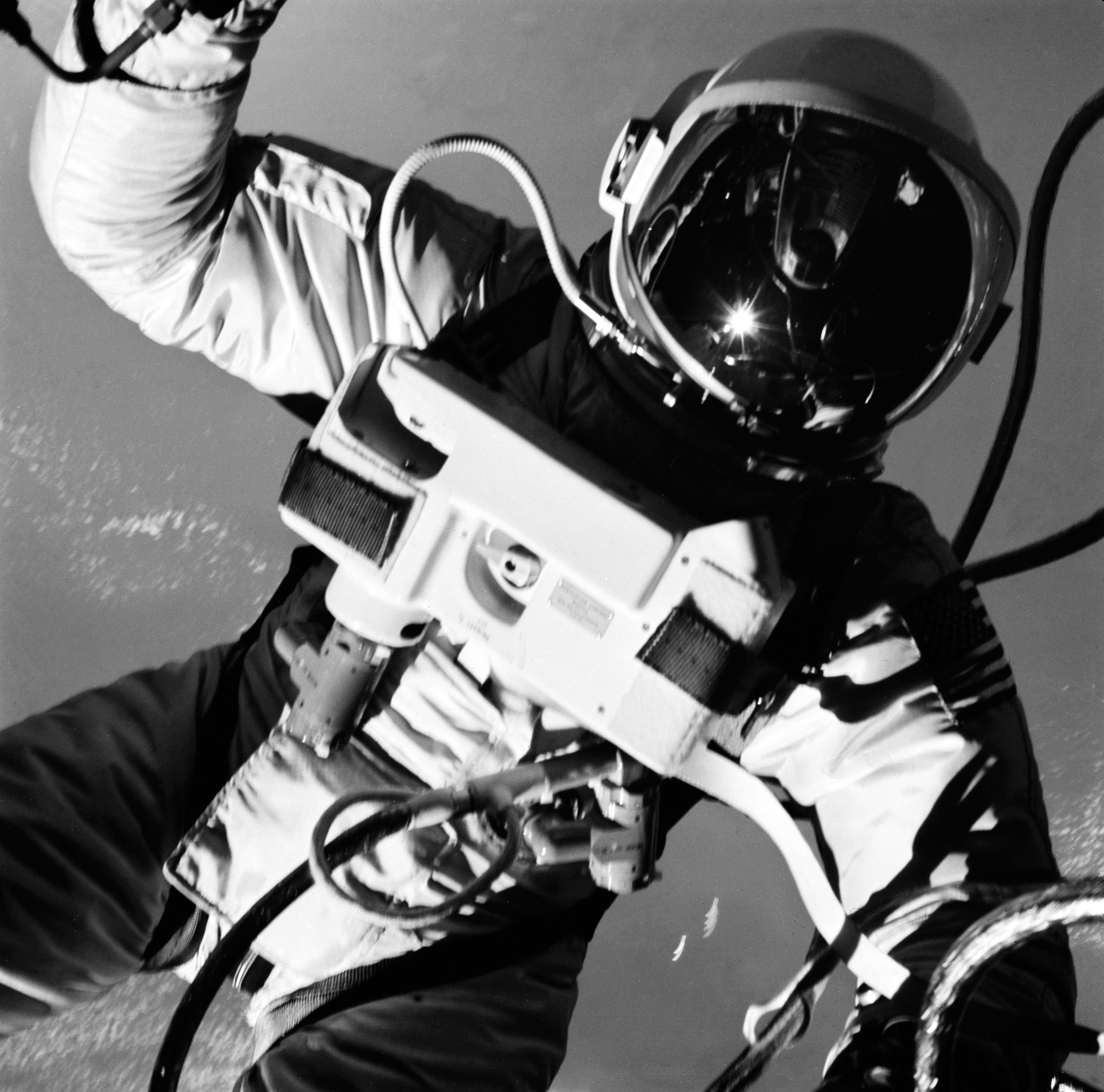 Космонавт в открытом космосе картинки. Скафандр Эдварда Уайта.