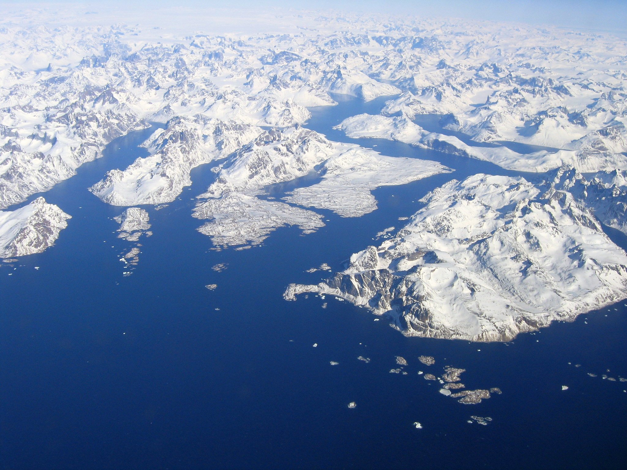 Остров большая земля. Острова Северного Ледовитого океана. Гренландия Северный Ледовитый океан. Ctdthy Ледовитый океан острова. Остров Гренландия космический снимок.
