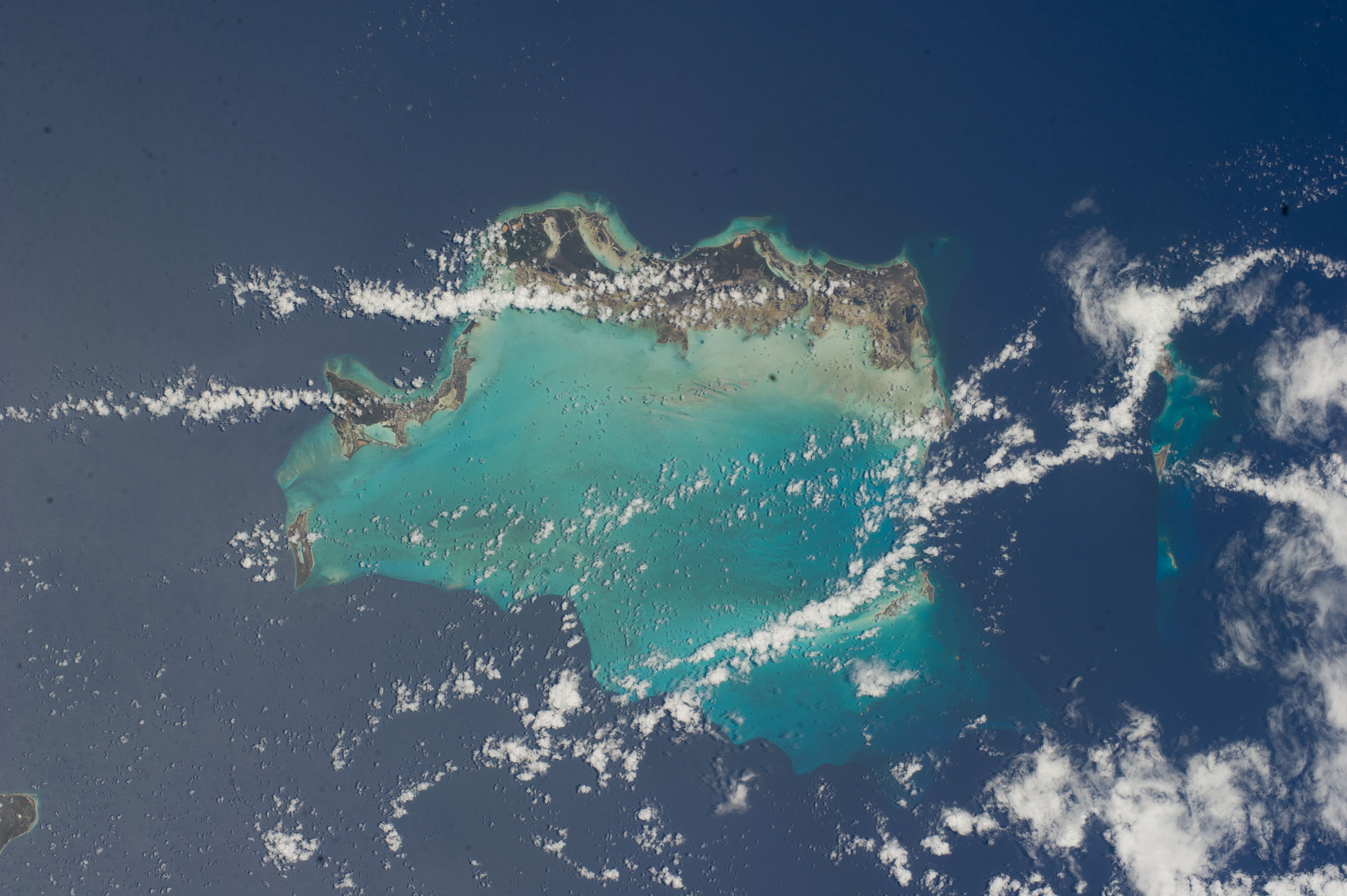 Юго восточный тихий океан. Каймановские острова Карибское море. Снимок из космоса остров Ямайка. Атлантический океан Карибы. Карибское море Бермудский треугольник.