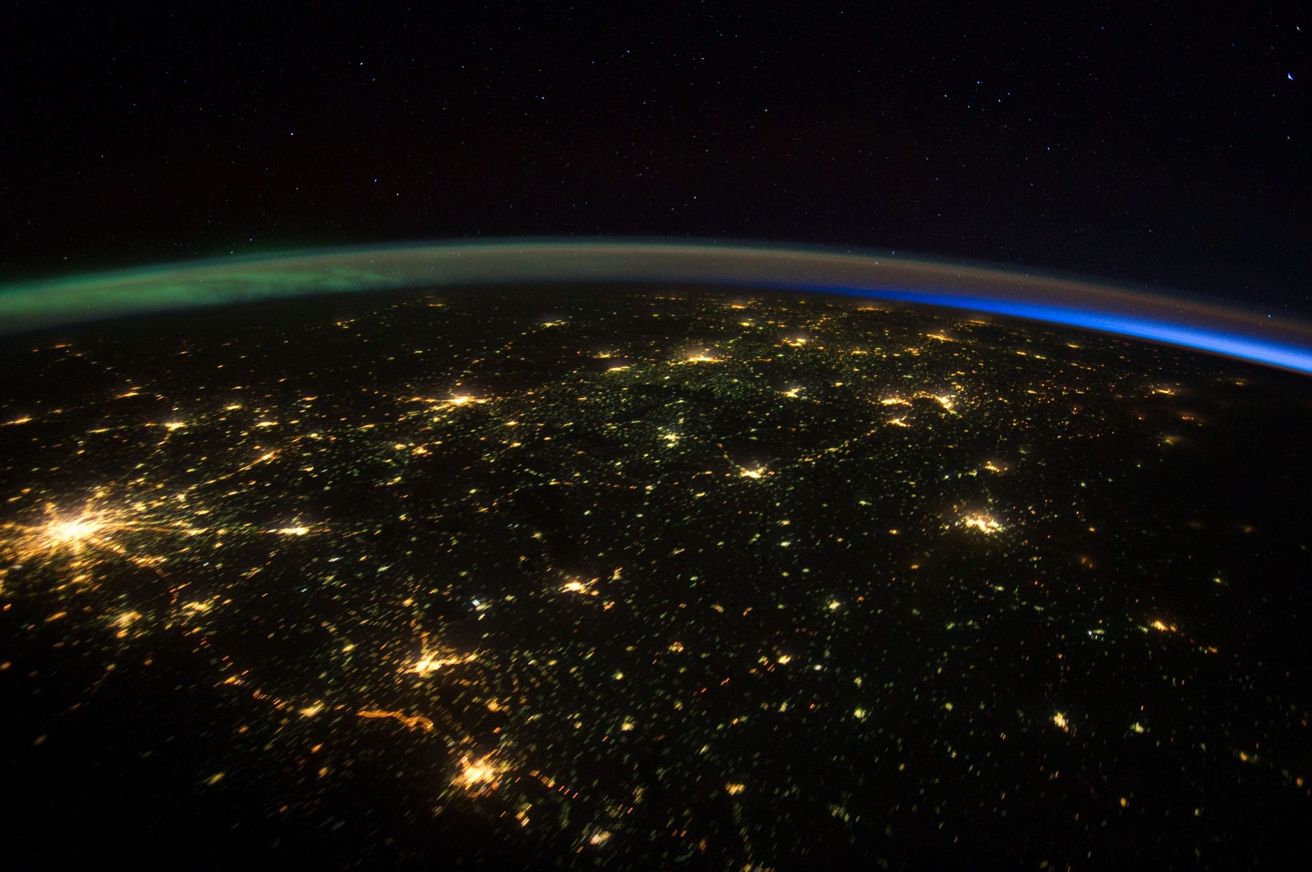 Какого цвета земля из космоса. Россия из космоса ночью. Вид земли из космоса. О земле и космосе. Планета вид из космоса.