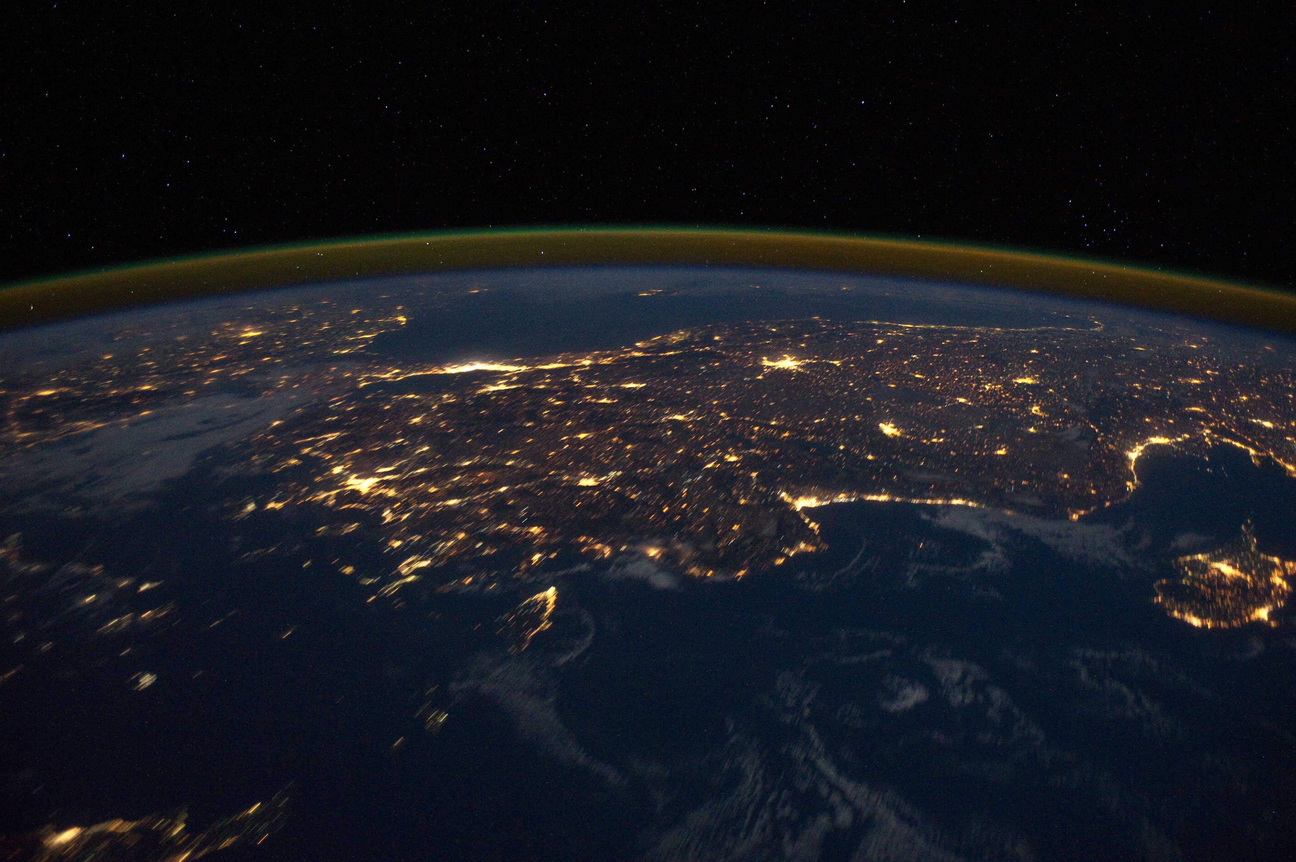 Земли россии в турции. Вид земли из космоса. Ночная земля из космоса. Земля с космоса ночью. Планета ночью из космоса.