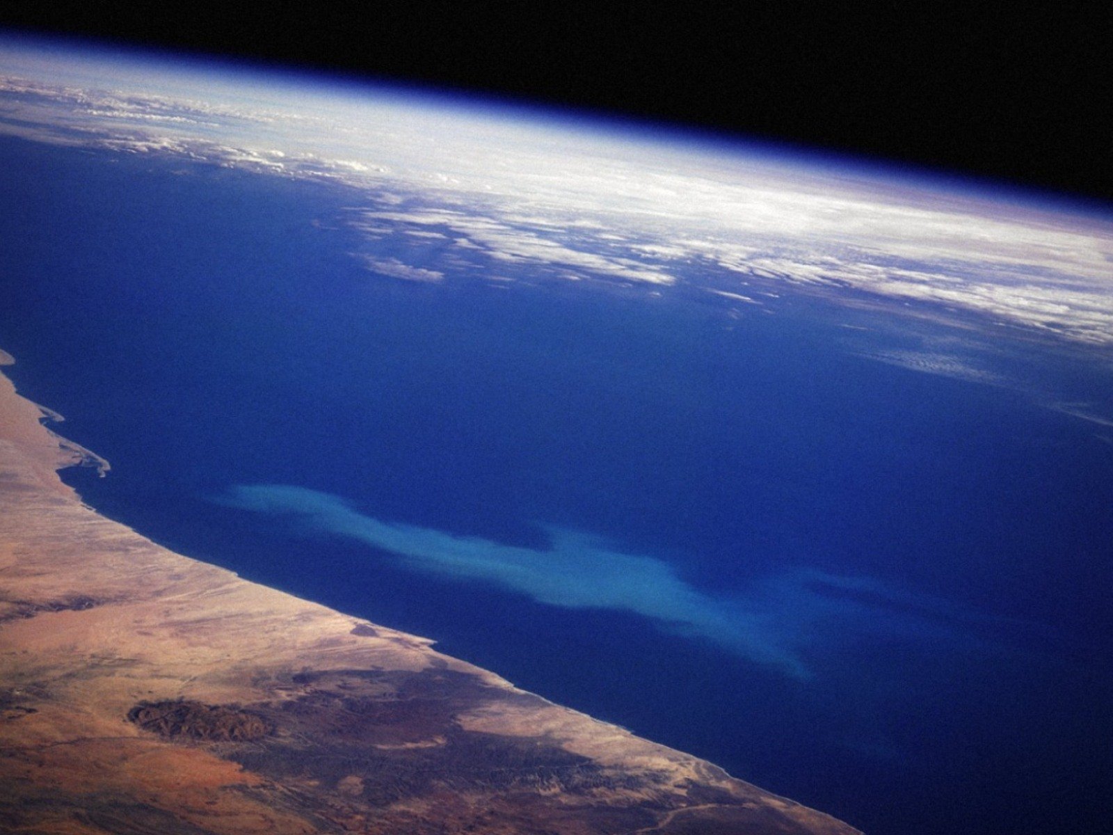 Высота тихого океана. Снимок Тихого океана из космоса. Тихий океан вид из космоса. Океан вид из космоса. Индийский океан из космоса.