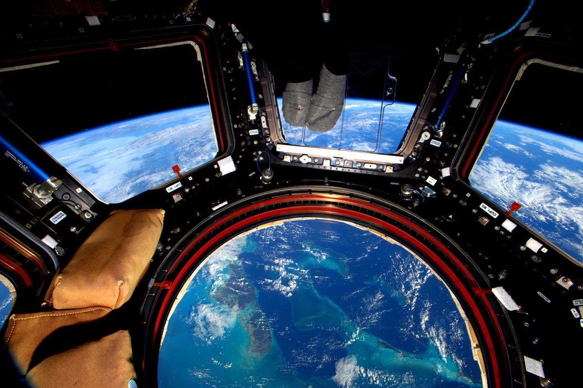 Вид земли из иллюминатора космического корабля