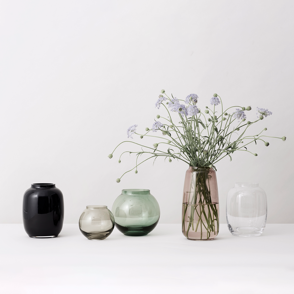 Светло серые вазы. Необычные вазы для цветов. Вазы в интерьере. Стеклянная ваза в интерьере. Круглые вазы в интерьере.