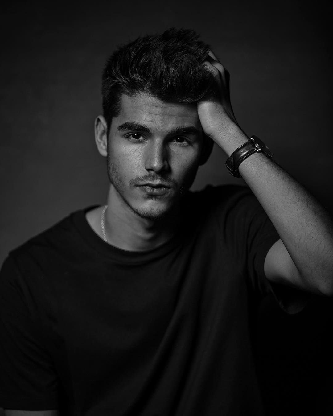 Мужчина на стуле