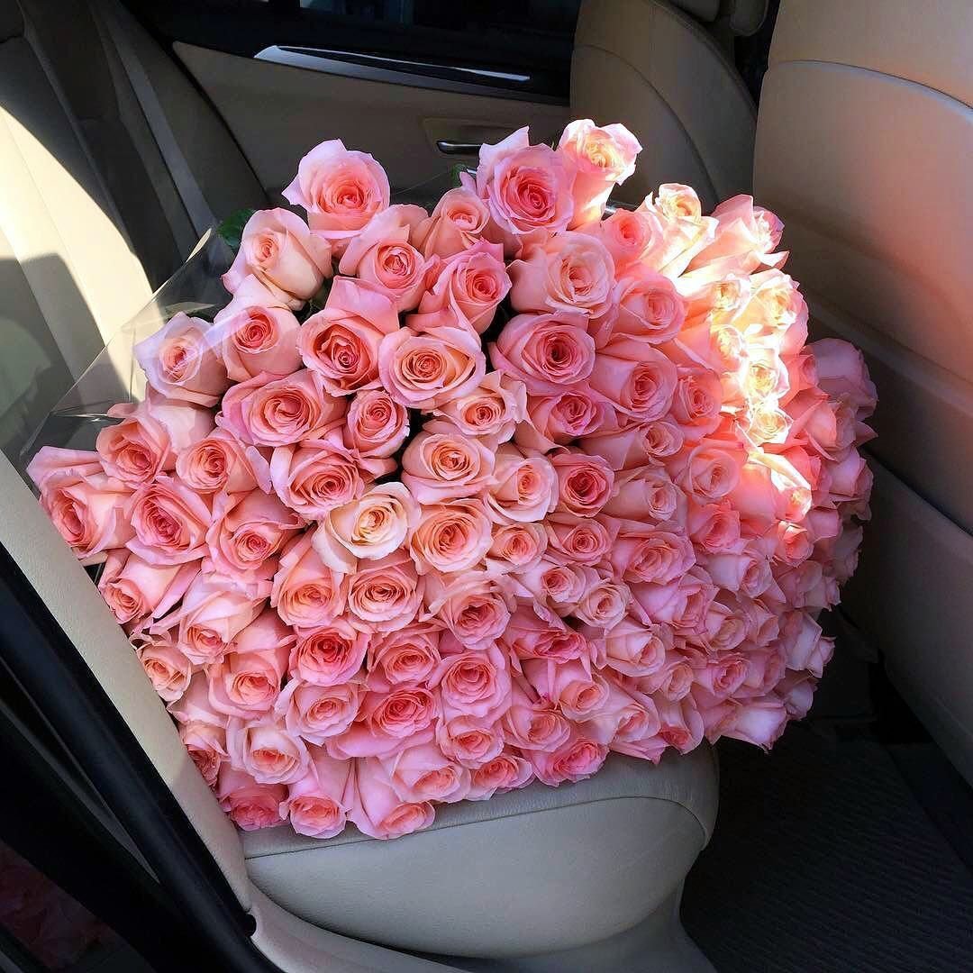 Портативный бумажный букет цветов, стоящий на сиденье в машине