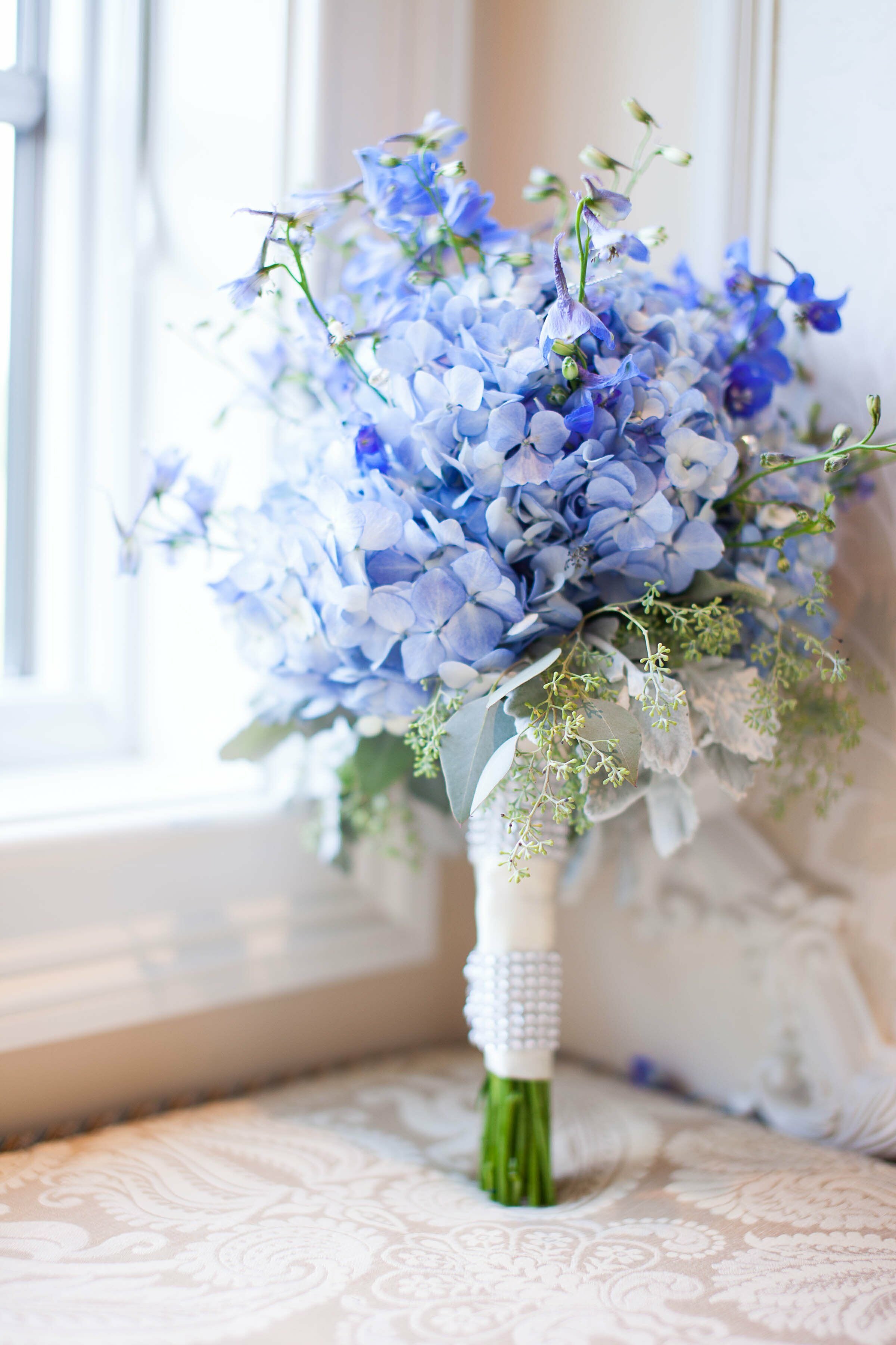 Букет в синем цвете. Букет невесты с гортензией. Свадебный букет с гортензией голубой. Свадебный букет голубенький.