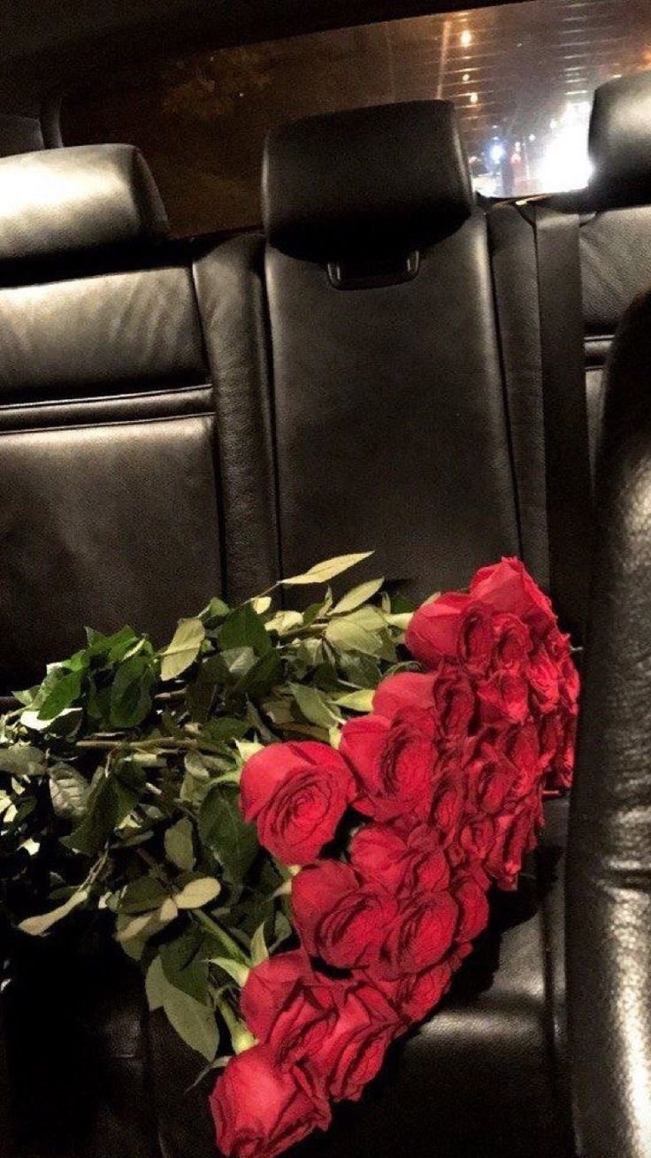 Букет цветов в машине на сиденье