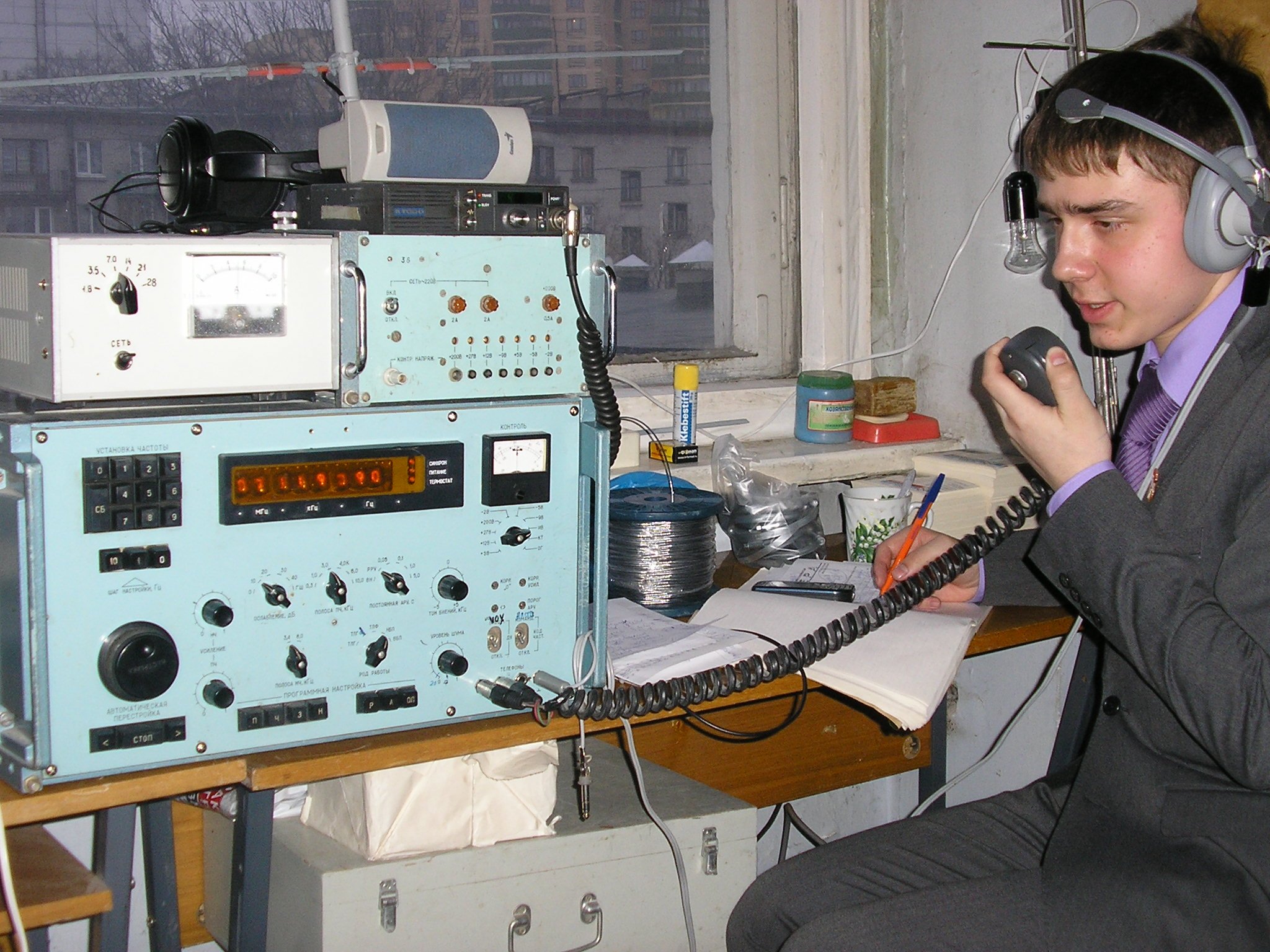 Использование радиостанции. Радиостанция для радиолюбителей. Аппаратура радиолюбителя. Советские радиолюбители. Радиолюбители коротковолновики.