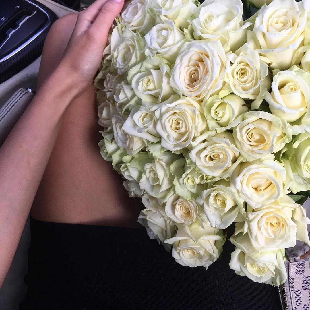 Белые розы в руках. Букет в руках. Красивый букет дома. Огромный букет цветов. Шикарный букет в руках.