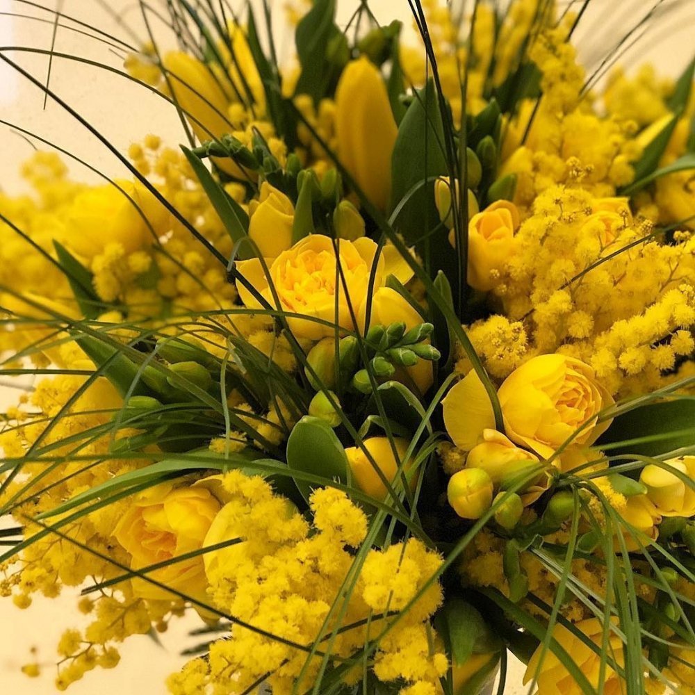 Желтые цветы которые дарят на 8. Мимоза и тюльпаны. Букет мимозы. Весенний букет с мимозой и тюльпанами.