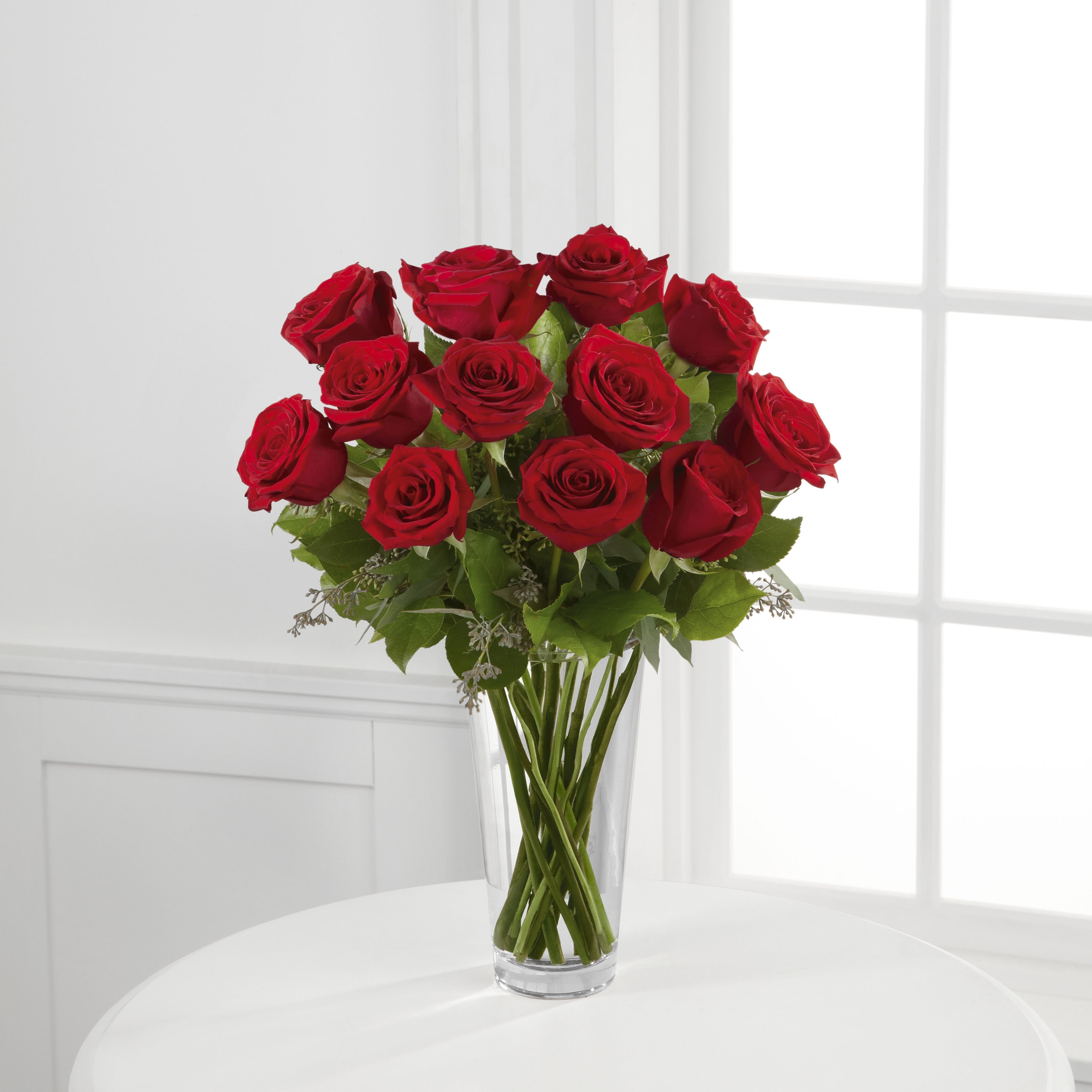 Розы красные в вазе на столе