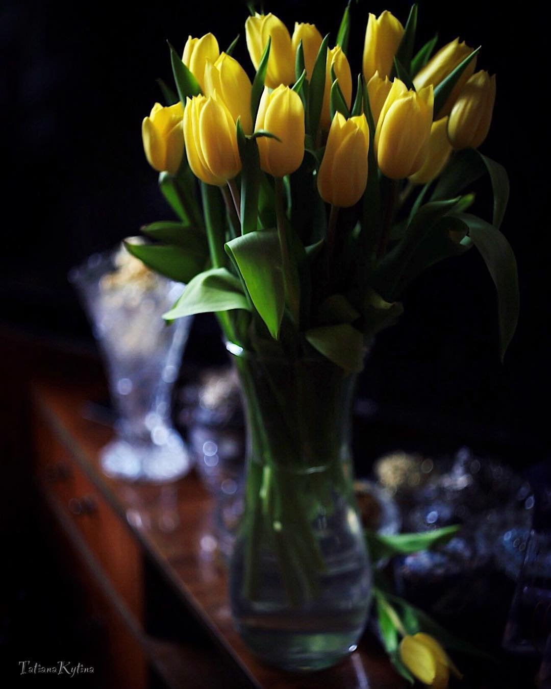 Фото тюльпаны в вазе на столе. Букет желтых тюльпанов. Тюльпаны в вазе. Букет тюльпанов в вазе. Желтые тюльпаны в вазе.