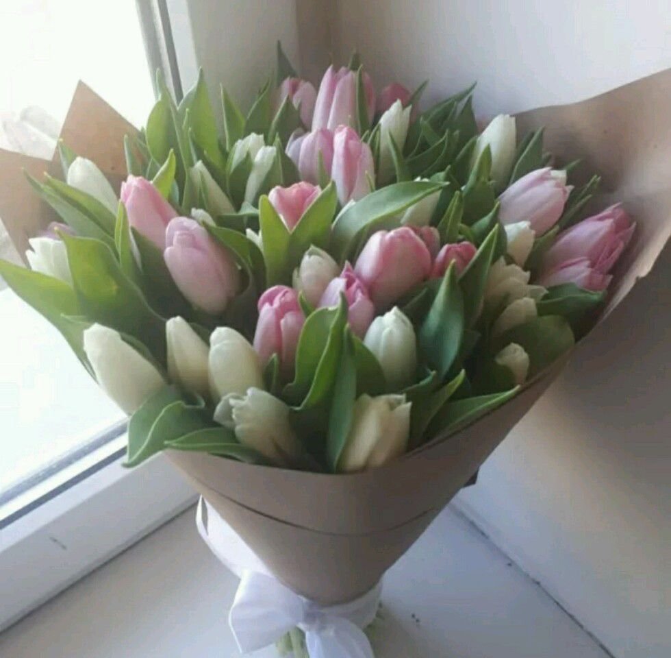 Букет тюльпанов в вазе дома
