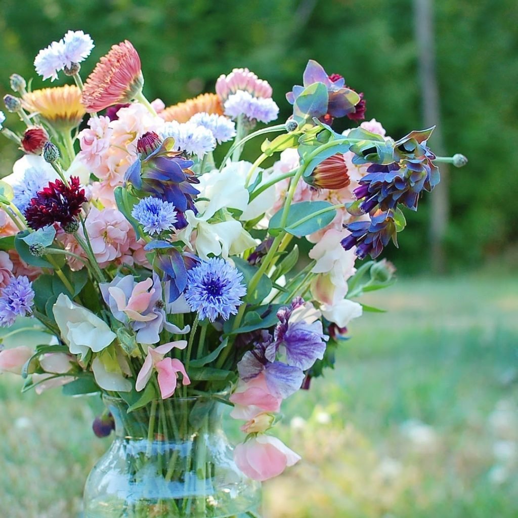 Необычные букеты из поле��ых цветов - 78 фото
