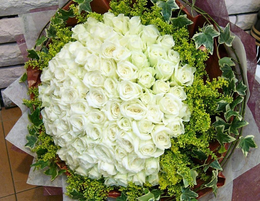 Самые красивые букеты из белых роз