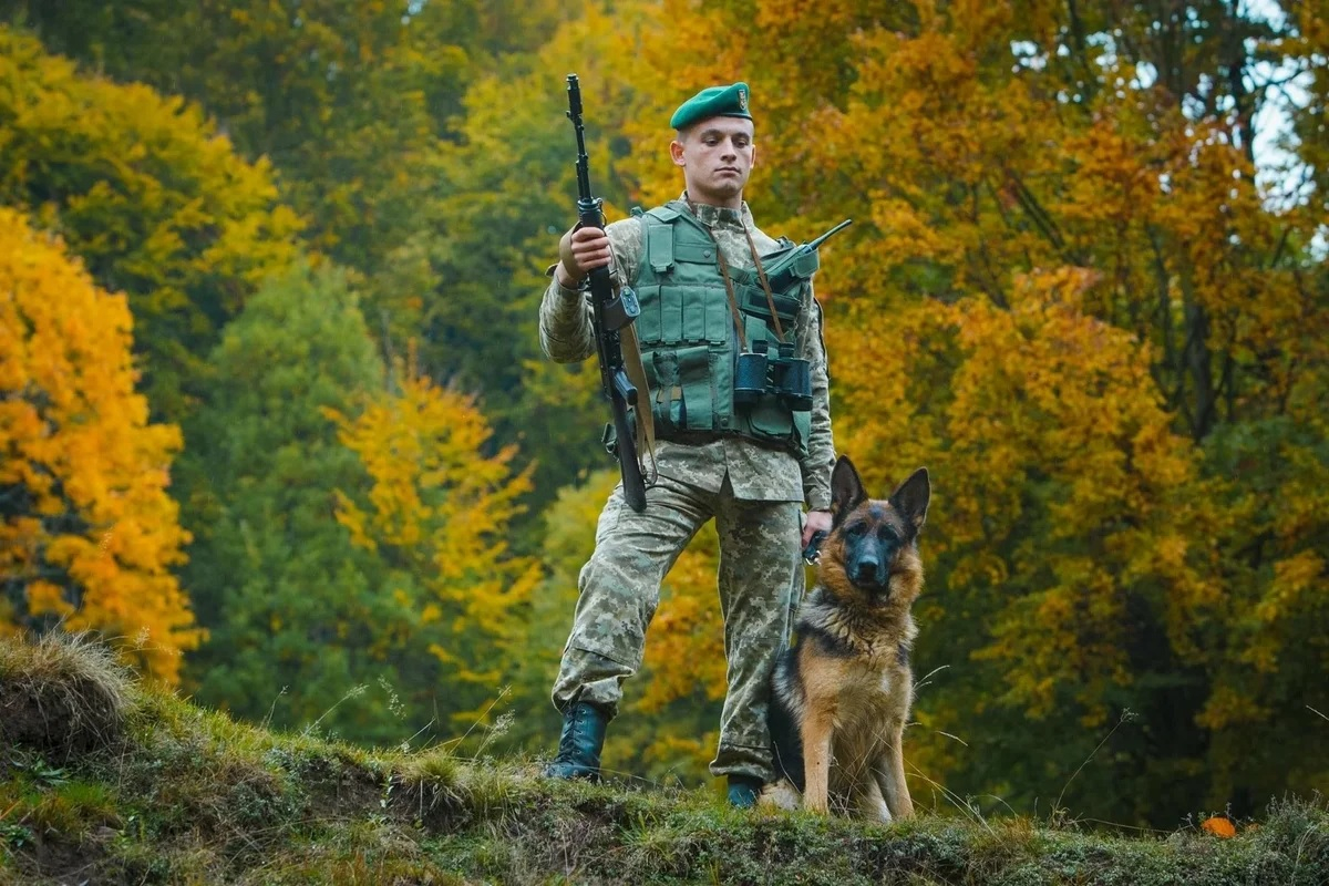 Пограничник с собакой. Пограничные войска. Российские пограничники. Современный российский пограничник.