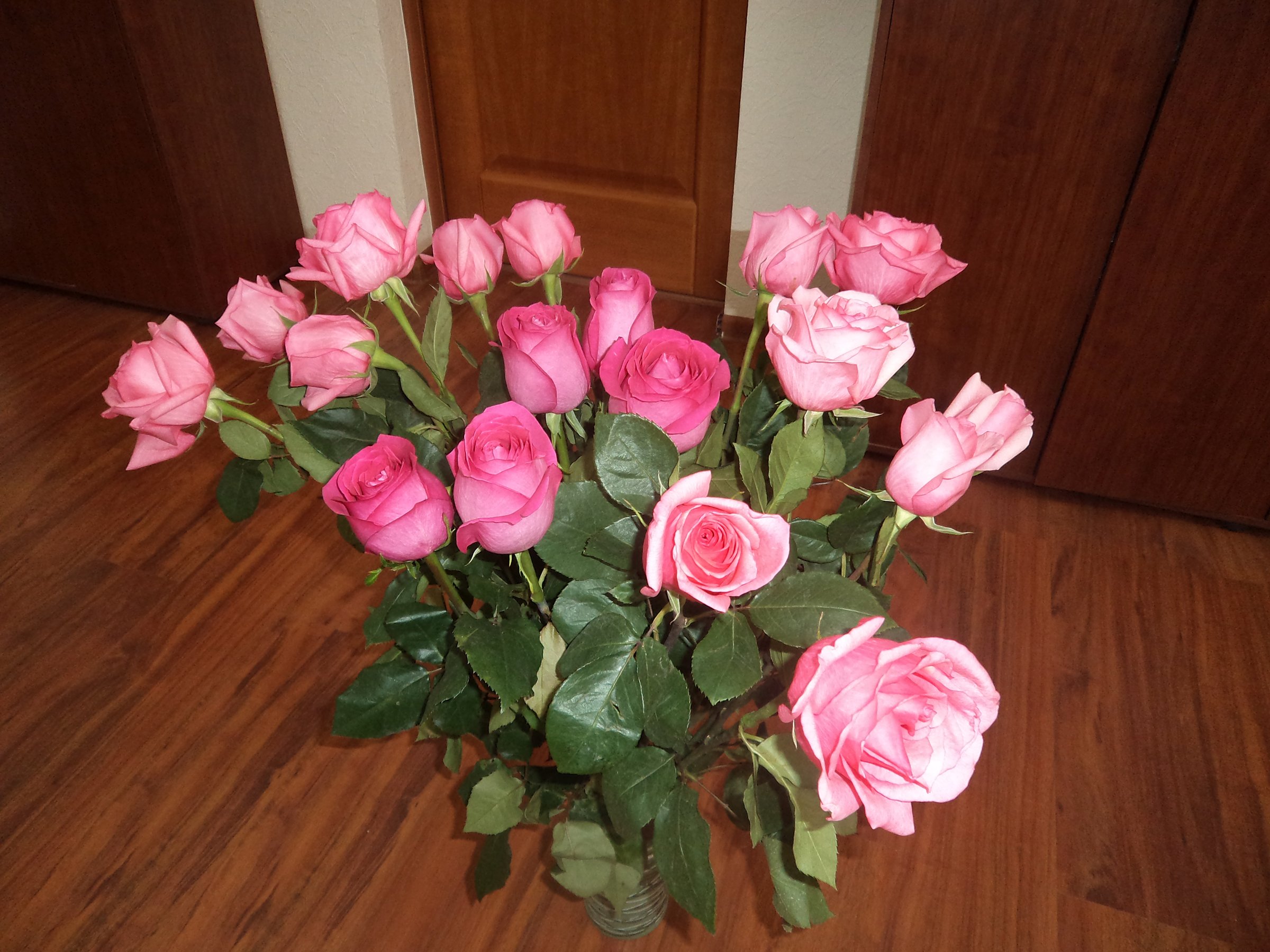Розы в вазе дома - 74 фото