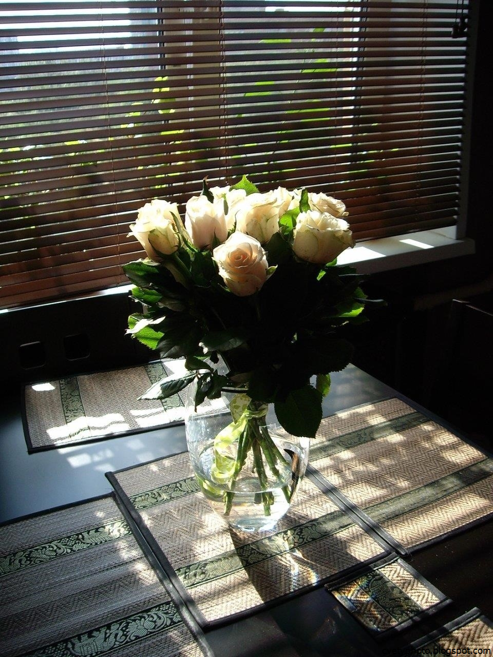 Белые розы в вазе дома