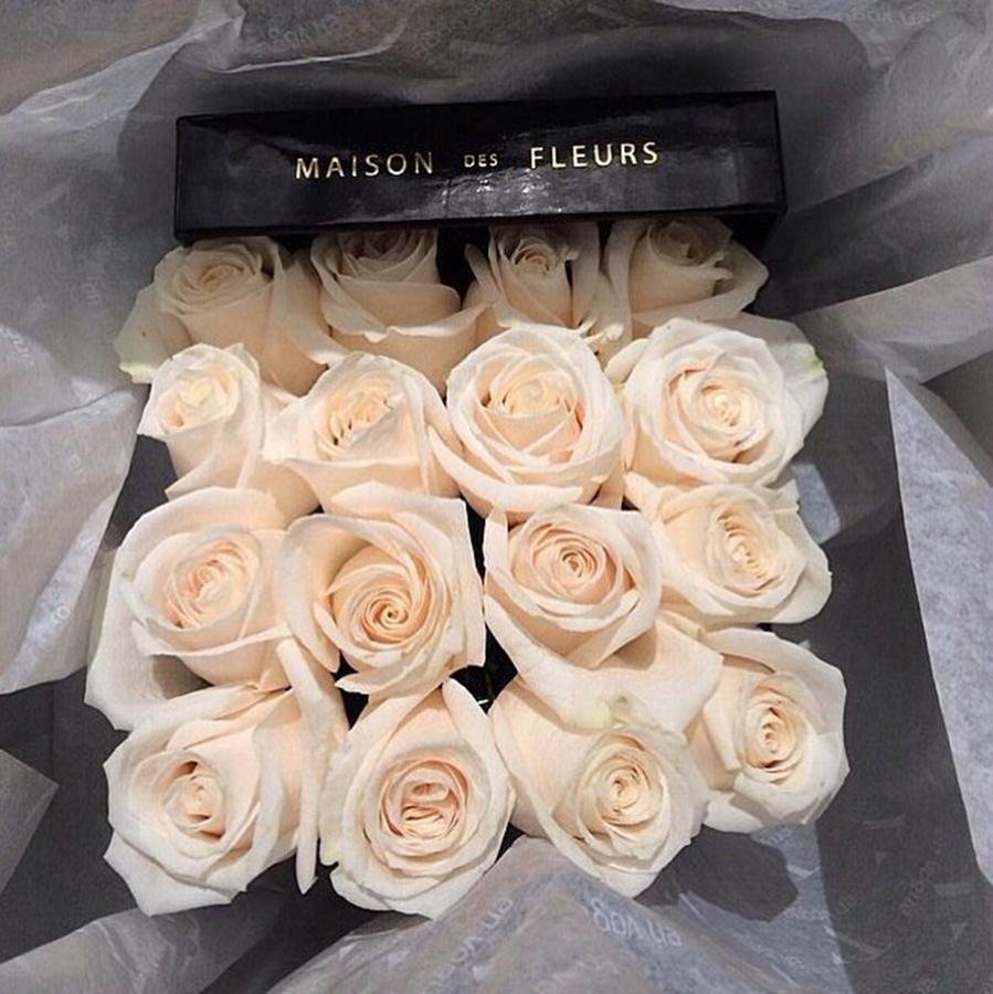 Три белых розы