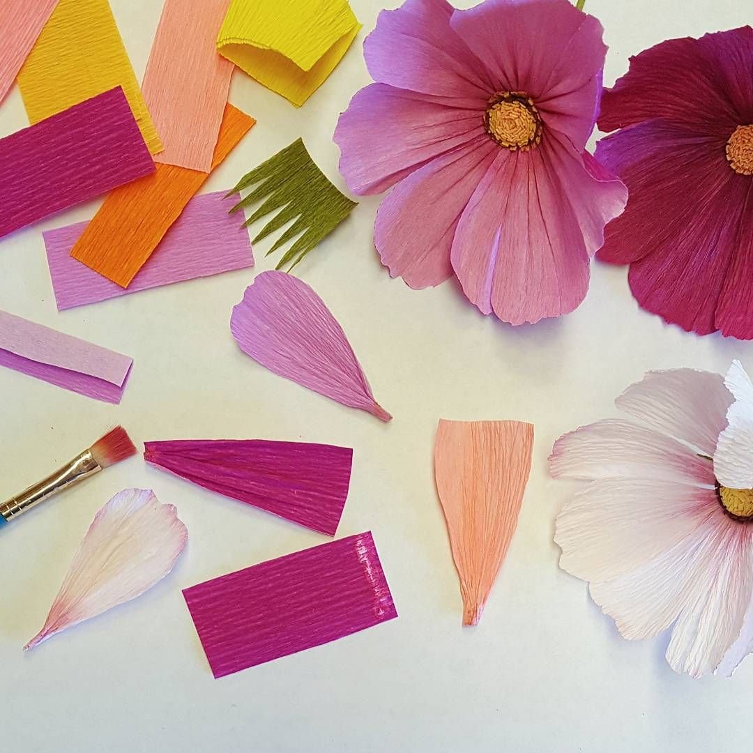 Как сделать крепированная бумага. Цветы из гофрированной бумаги. Цветы из гофробумаги. Цветы из креповой бумаги. Цветы ихкремовой бумаги.