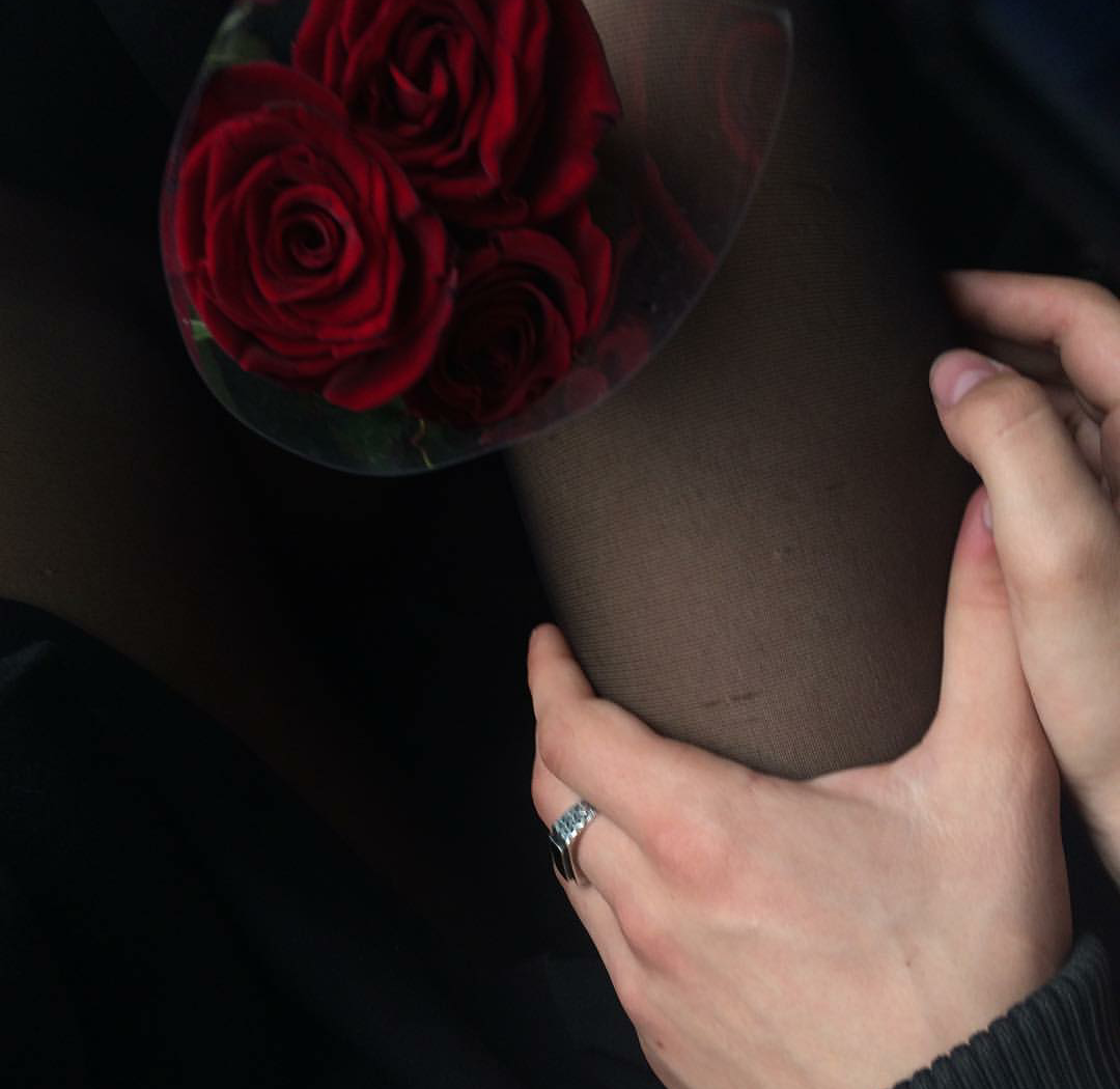 Кольцами там и тут. Девушка с розой в руках. Цветы в руках у девушки. Цветы в руках мужчины без лица. Цветы в руке ночью.