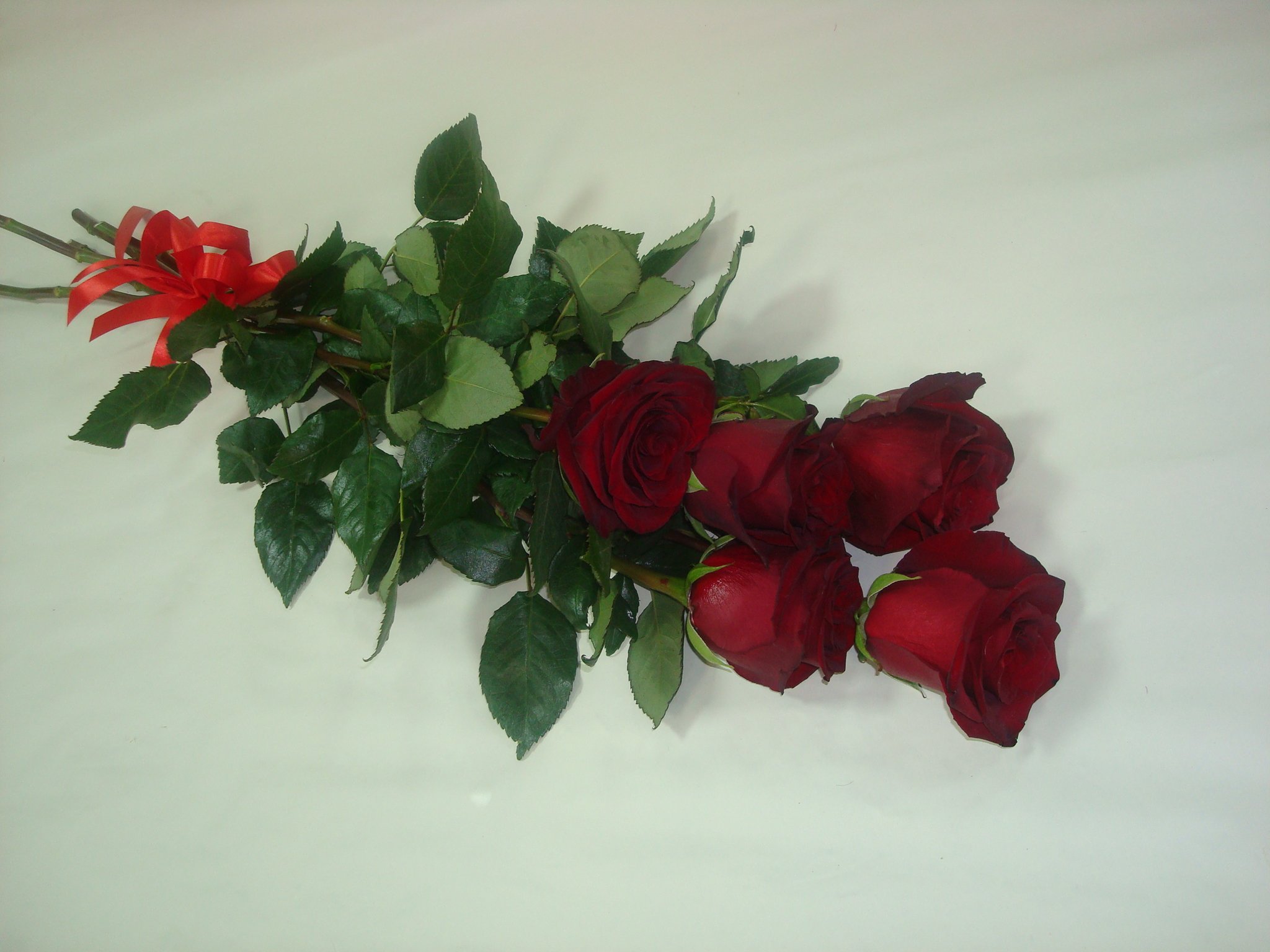 три розы на столе