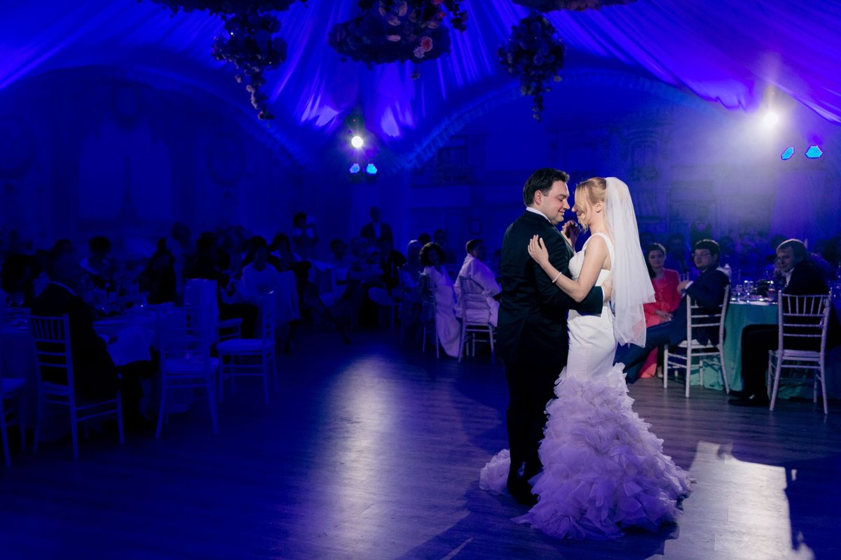 Танец жениха и невесты на свадьбе