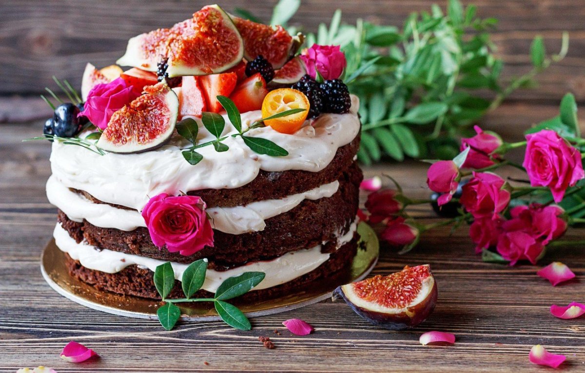 Фон с тортом и цветами