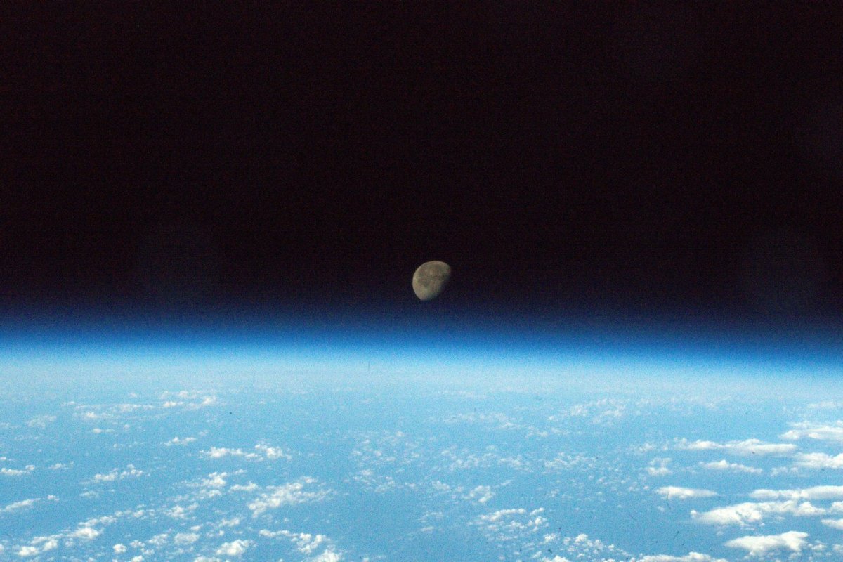 Луна с орбиты земли