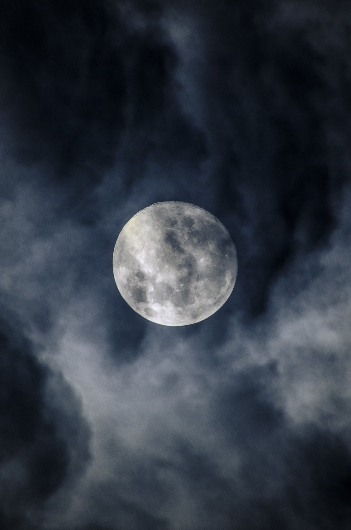 Темная луна укажет. Луна Эстетика. Полнолуние Эстетика. Серая Луна. Небо с луной Эстетика.