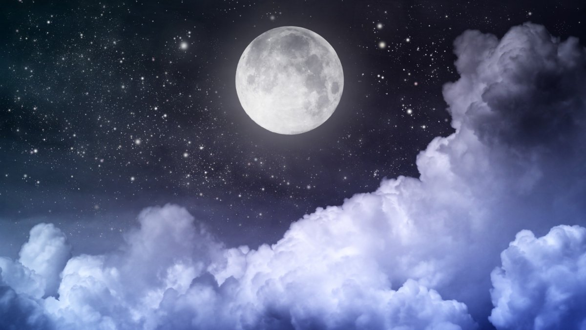 Ночное небо с луной и облаками