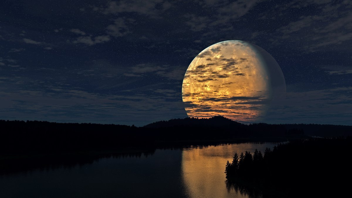 Луна вечером
