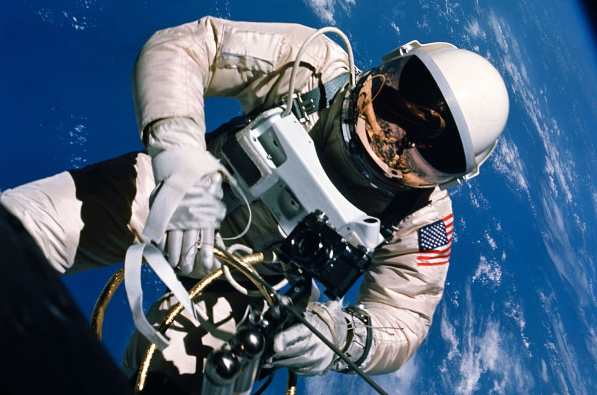 Американский астронавт в открытом космосе
