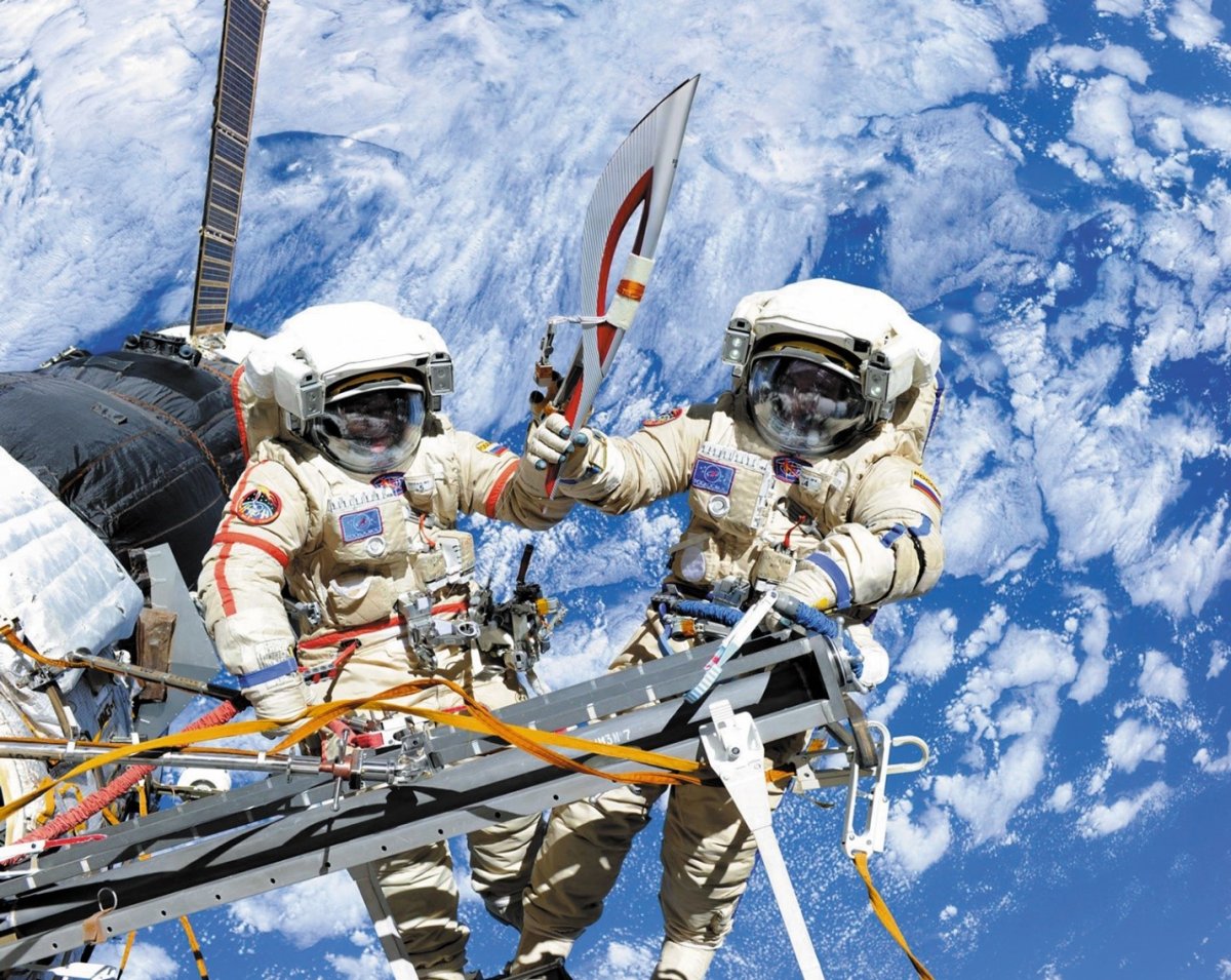 Два Космонавта в открытом космосе