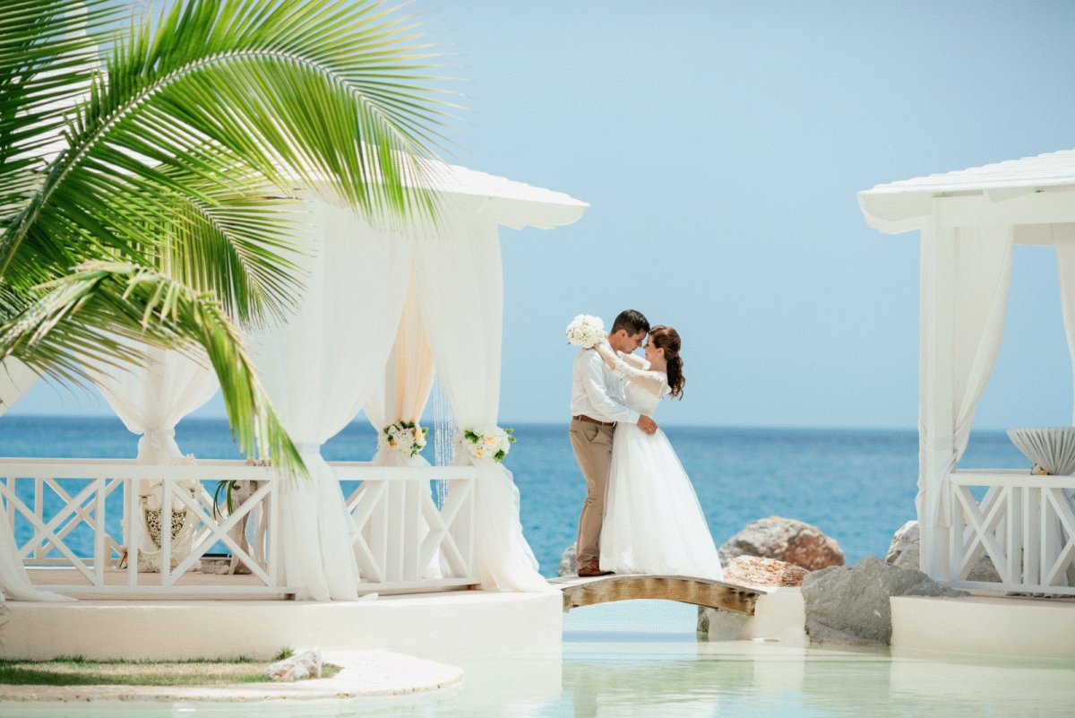 Красивая свадьба на берегу океана