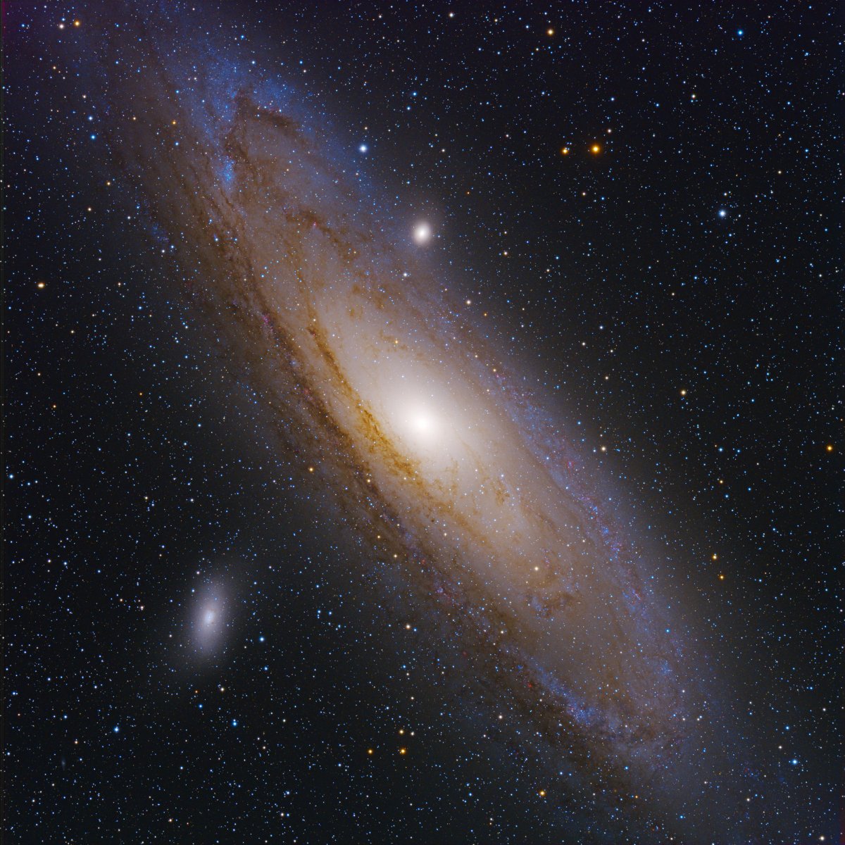 Галактика Андромеда из космоса