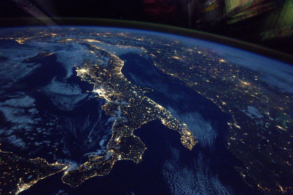 Италия из космоса ночью