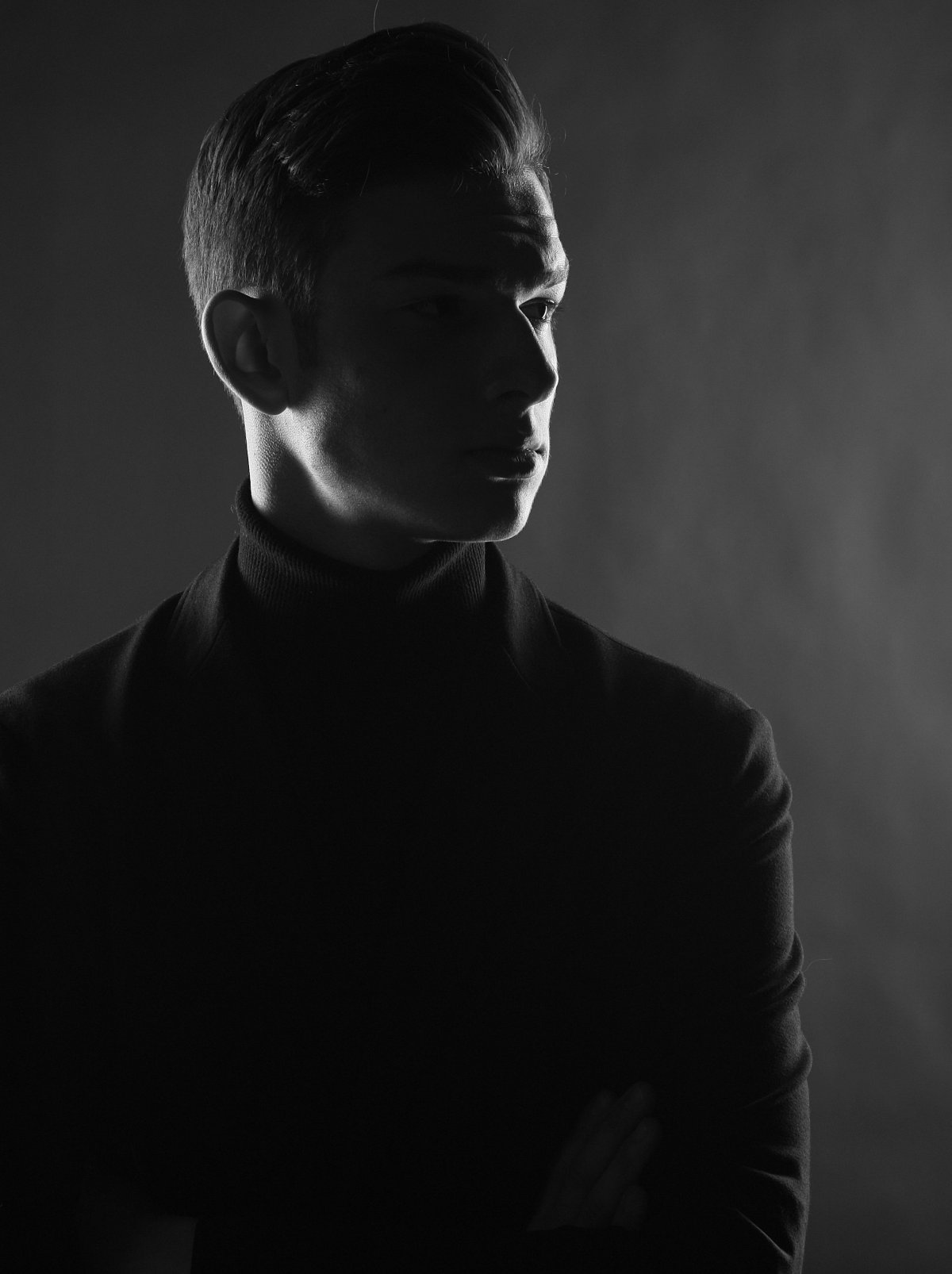 Страшное лицо мужчины в костюме