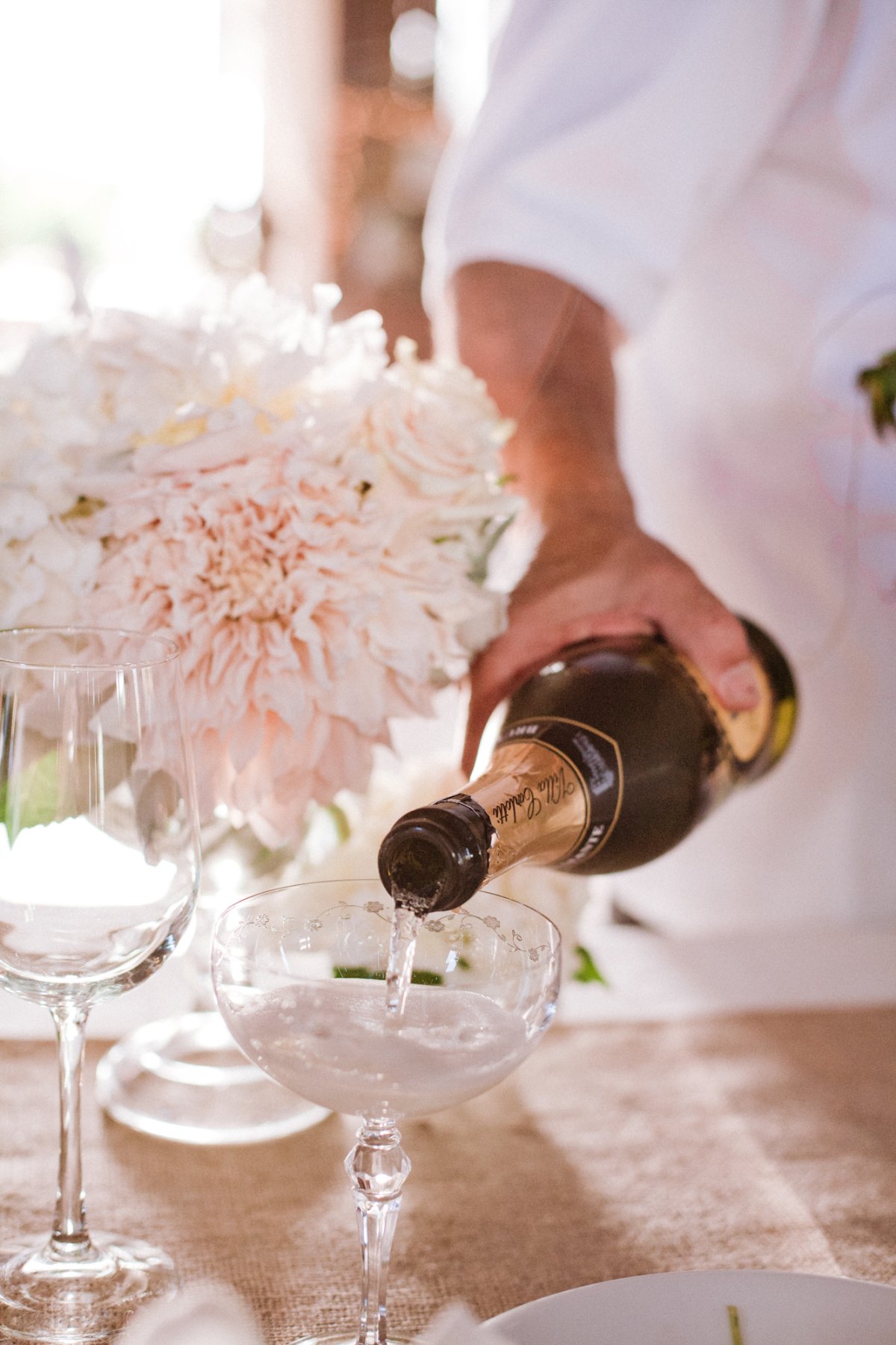 Сколько глав в шампанское и розы. Цветы и шампанское. Шампанское в бокале. Букет цветов и шампанское. Свадебный букет и шампанское.