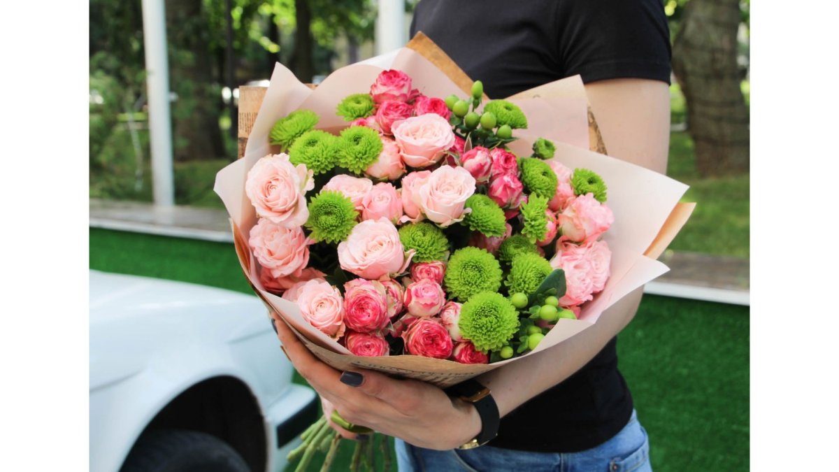 Букет розовых кустовых роз