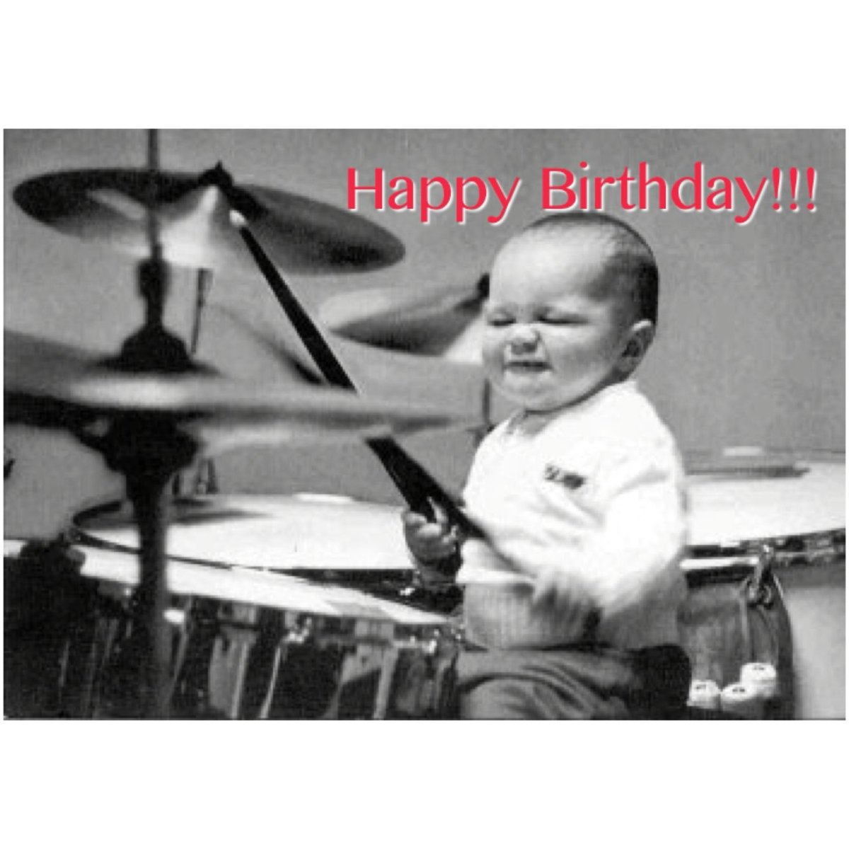 смотри у этого беспантового барабанщика сегодня днюха!! с днем рождения тебя джон.