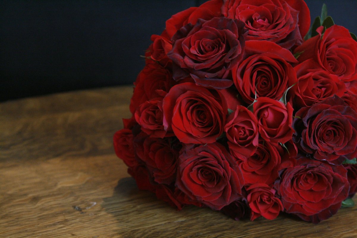 Красивый букет бордовых роз