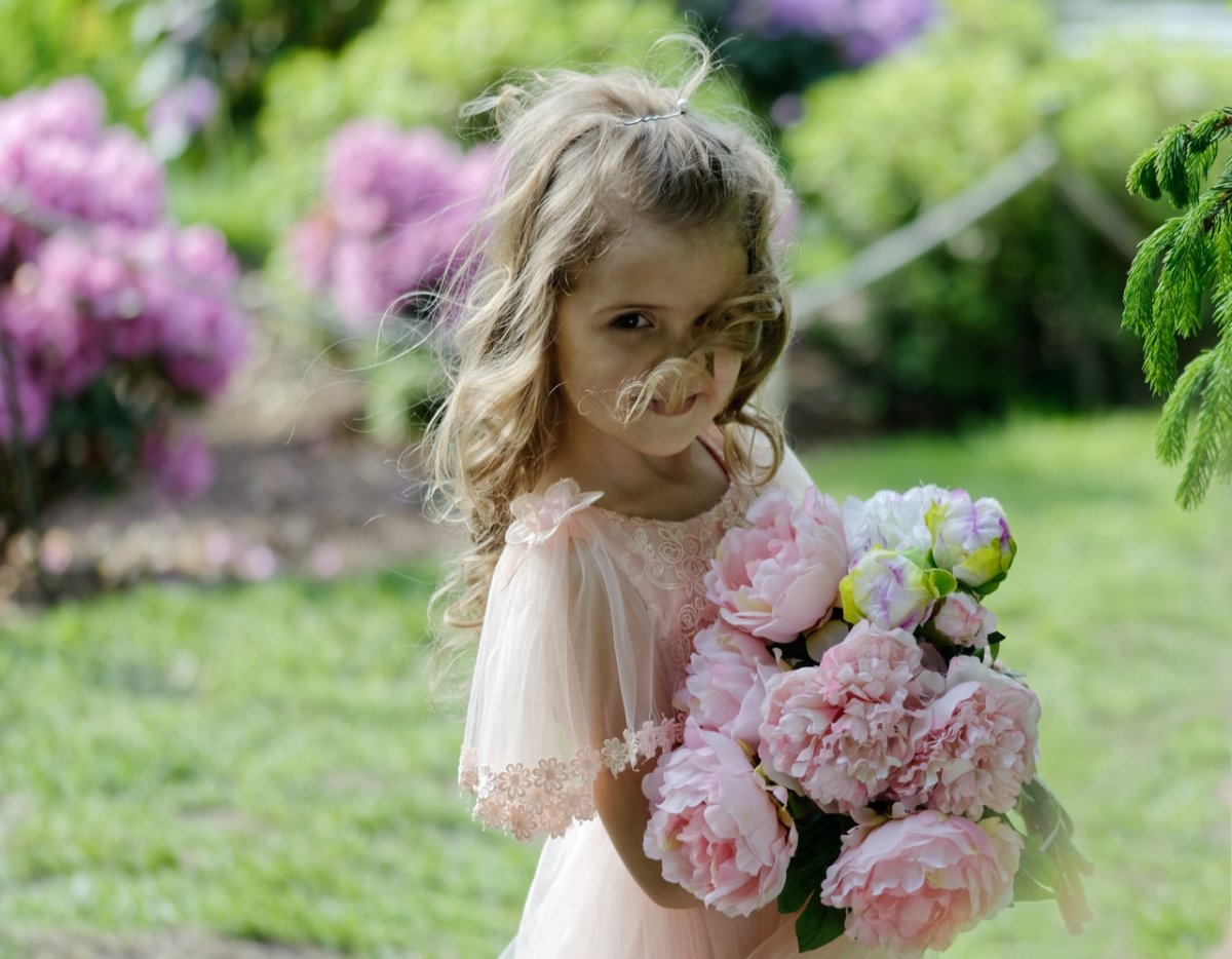 Малыш с букетом цветов