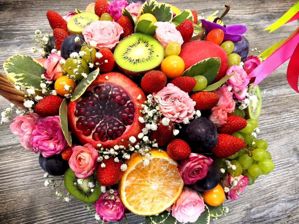 Букет из цветов фруктов и сладостей