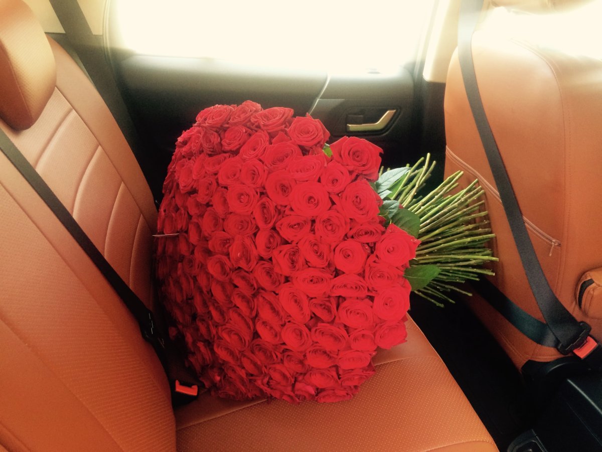 Розы в машине на сиденье