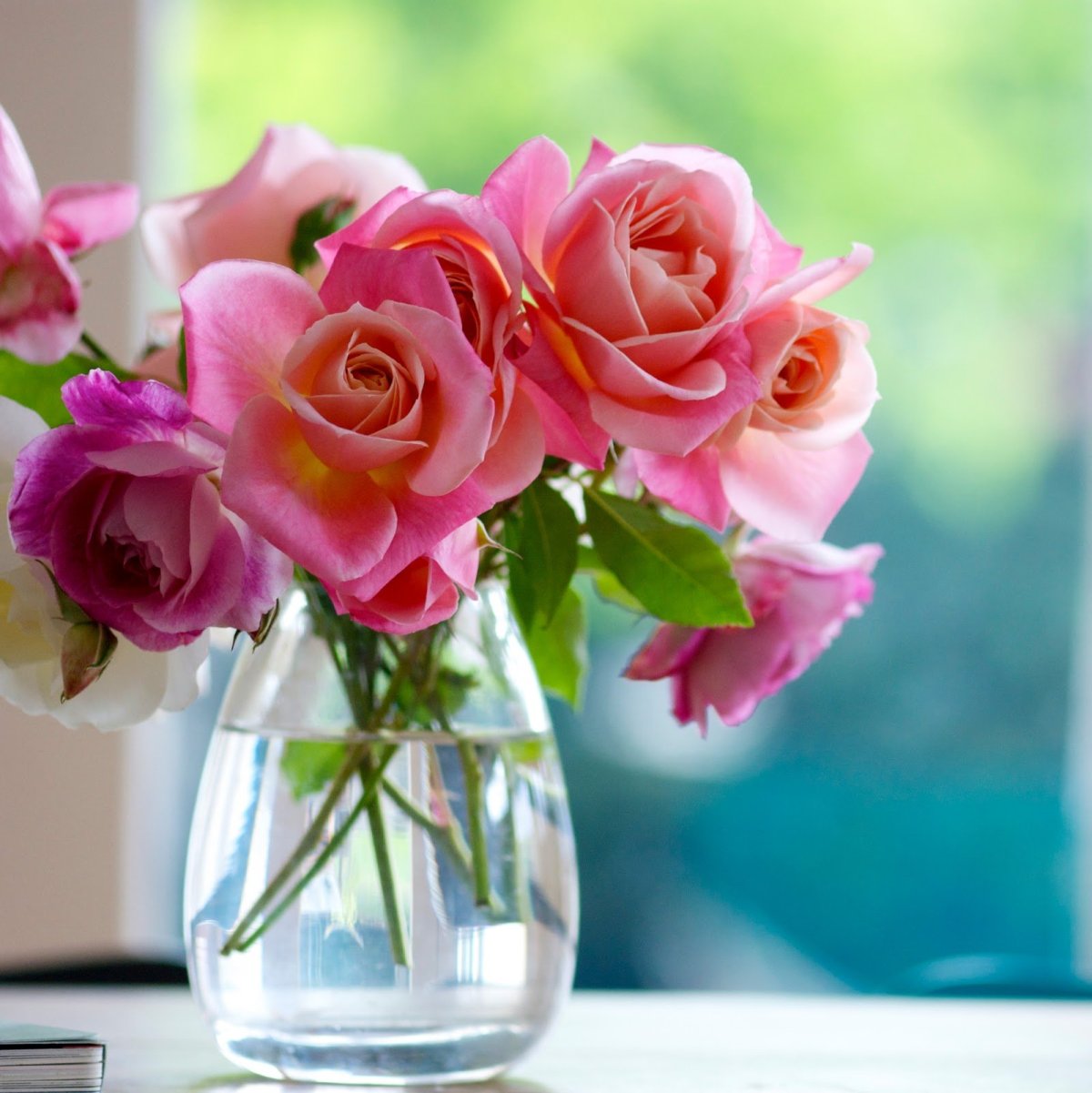 Свежие розы в вазе. Букет в вазе. Цветы в прозрачной вазе. Красивые цветы в вазах. Розовые розы в вазе.