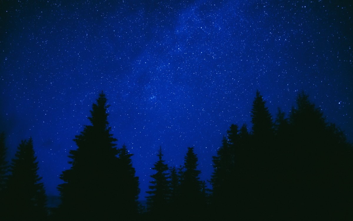 Темно синее звездное небо