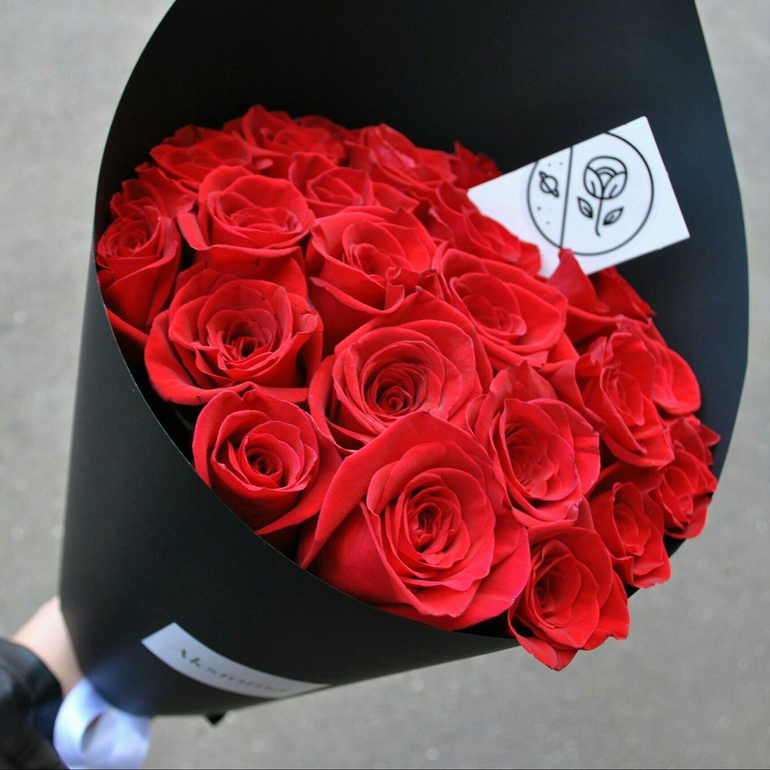 Красные розы в черной бумаге