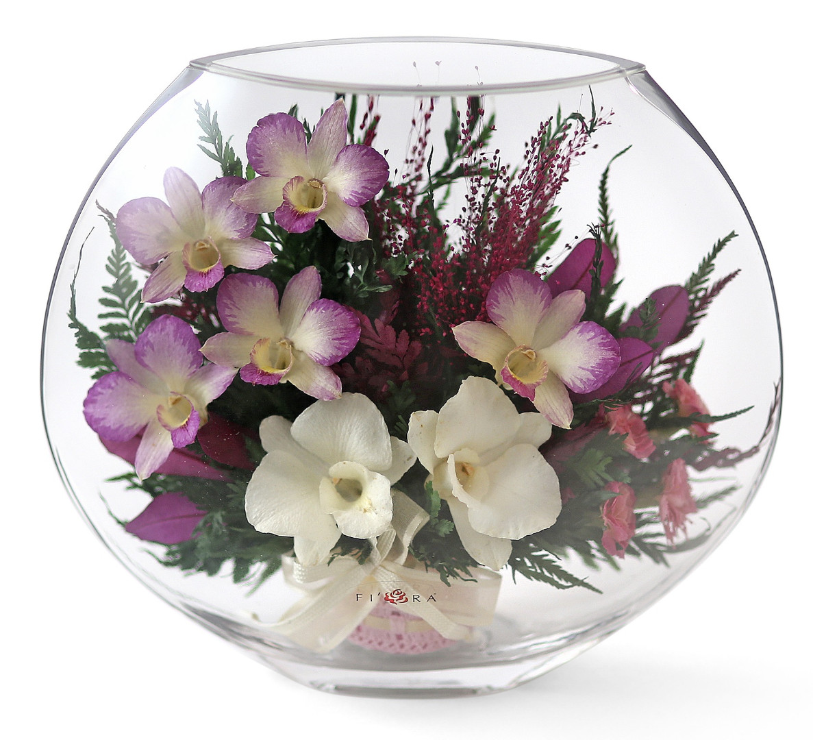 Композиция из цветов в стеклянной вазе